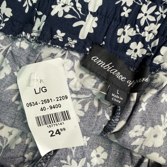 NWT Ambiance Navy Floral High Waist Shorts - Picture 2 of 7